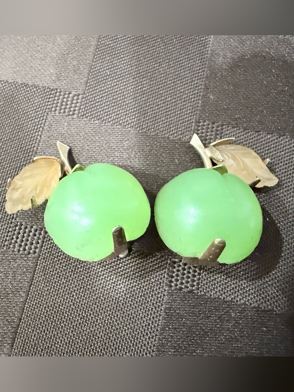 Vintage 1950s Lucite Green Apple
Clip-On Earrings